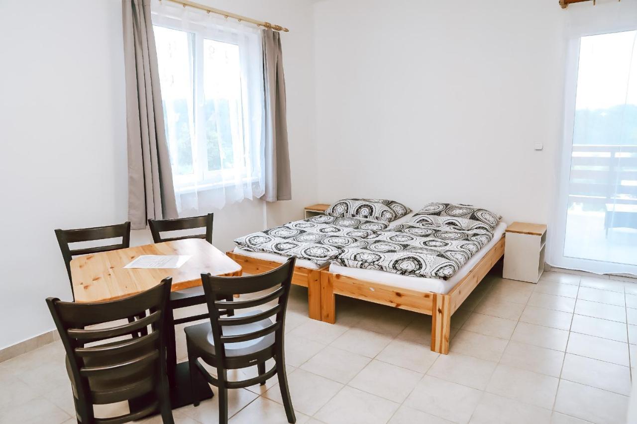Chaty A Apartmany Hracholusky Kemp Kosatka Pnovany Luaran gambar