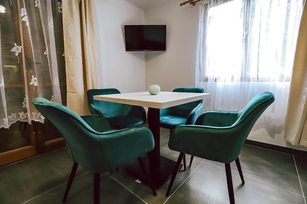 Chaty A Apartmany Hracholusky Kemp Kosatka Pnovany Luaran gambar