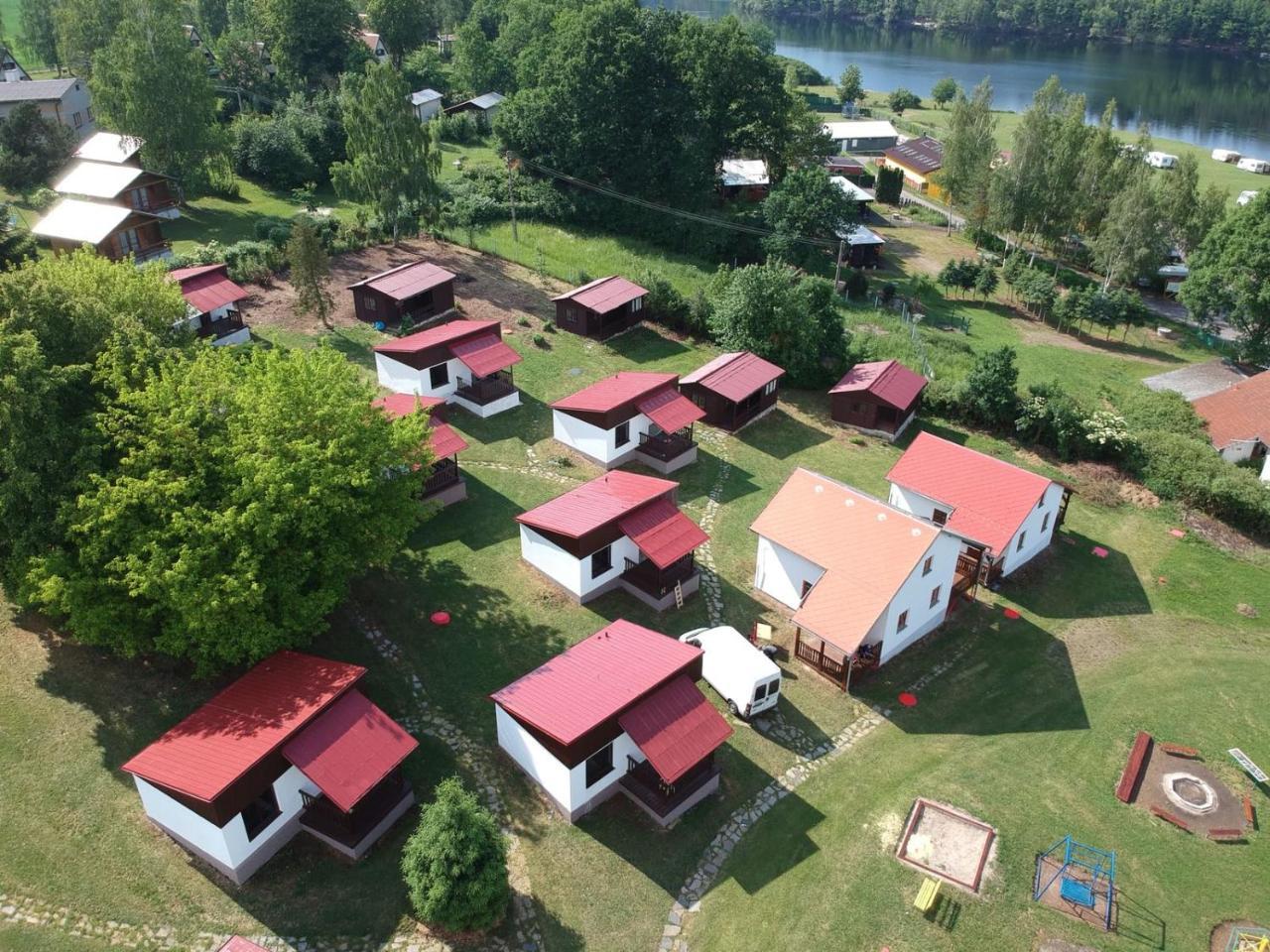 Chaty A Apartmany Hracholusky Kemp Kosatka Pnovany Luaran gambar
